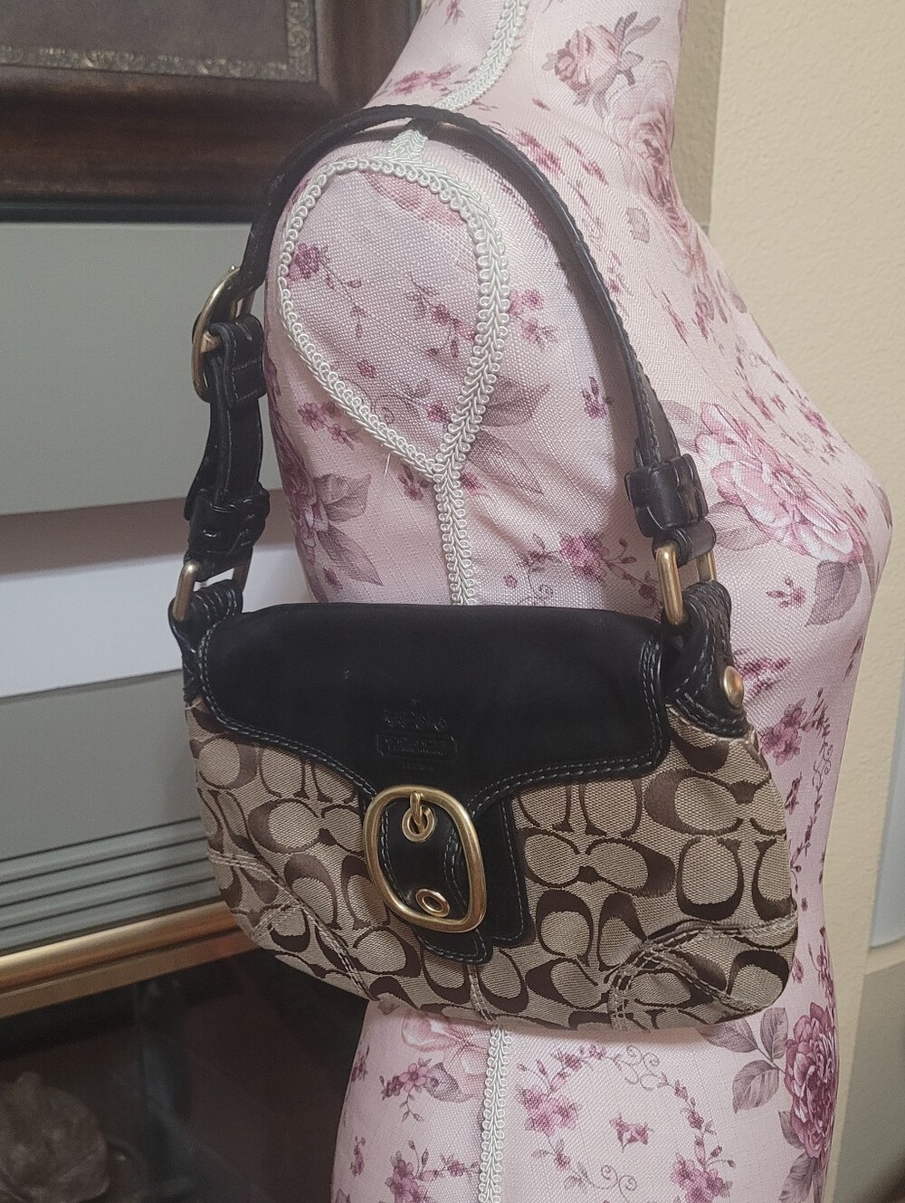 Coach Shoulder Bag in Beige with Black Leather Label - Picture 2 of 7